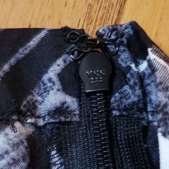 🔹️Michael Kors Black & White Print Silk Skirt w/Pockets Size 2 - Picture 6 of 9